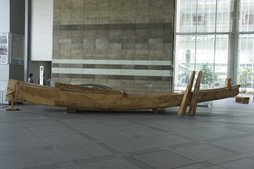 木製ベンチ　　栃木県庁